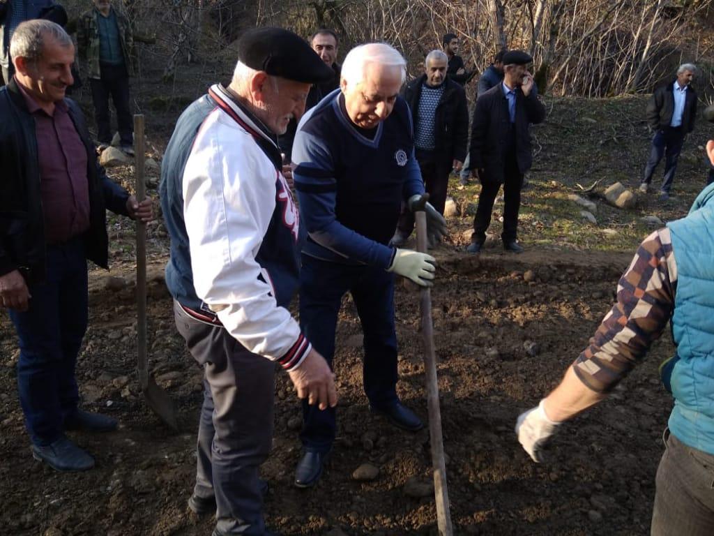 Hadı Rəcəbli əlinə bel alıb fəhləliyə başladı – Ucuz şounun izi ilə + FOTOLAR Hadı Rəcəbli əlinə bel alıb fəhləliyə başladı – Ucuz şounun izi ilə + FOTOLAR