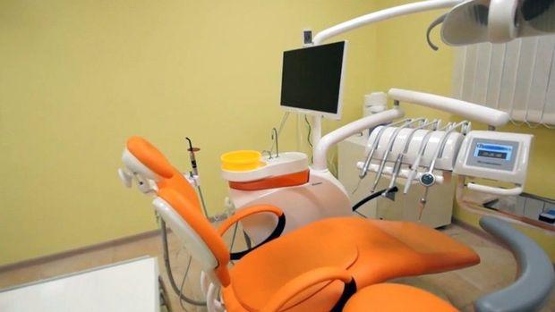 Stomatoloqun başı söhbətə qarışdı, iynə uşağın mədəsinə getdi - FOTO Stomatoloqun başı söhbətə qarışdı, iynə uşağın mədəsinə getdi - FOTO