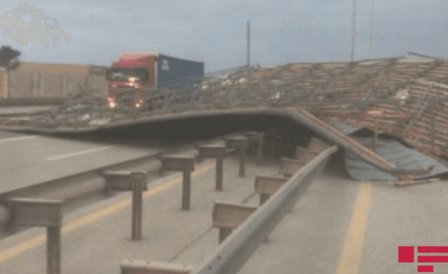 Güclü küləyin fəsadları: Bakı-Qazax yolu bağlandı - FOTO Güclü küləyin fəsadları: Bakı-Qazax yolu bağlandı - FOTO