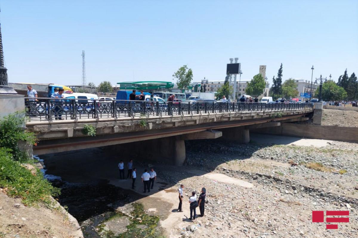 24 yaşlı oğlan özünü körpüdən atdı - FOTO 24 yaşlı oğlan özünü körpüdən atdı - FOTO