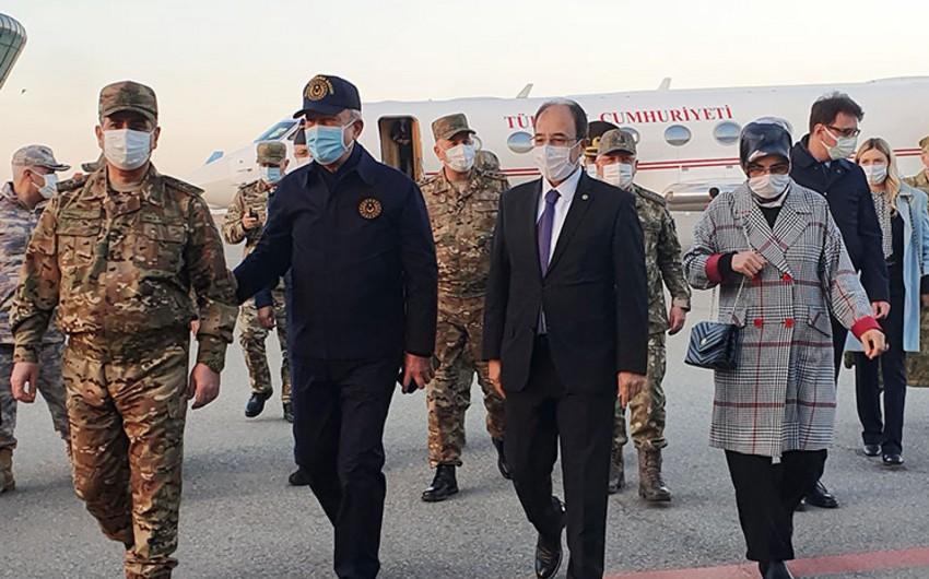 Türkiyənin Milli Müdafiə naziri Bakıya gəldi - FOTO Türkiyənin Milli Müdafiə naziri Bakıya gəldi - FOTO