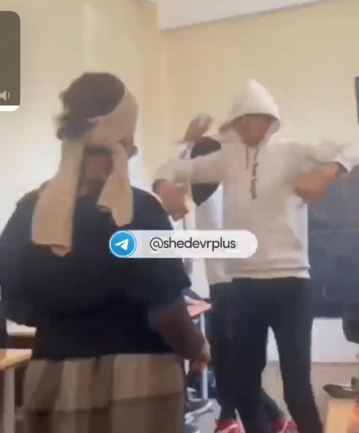 Daha bir məktəbdə biabırçılıq: Sinfi dağıdır, müəllimi qovurlar - VİDEO Daha bir məktəbdə biabırçılıq: Sinfi dağıdır, müəllimi qovurlar - VİDEO