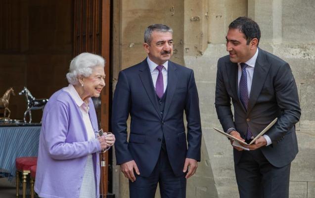 İlham Əliyev Kraliça II Elizabetə Qarabağ atı hədiyyə etdi - FOTOLAR İlham Əliyev Kraliça II Elizabetə Qarabağ atı hədiyyə etdi - FOTOLAR