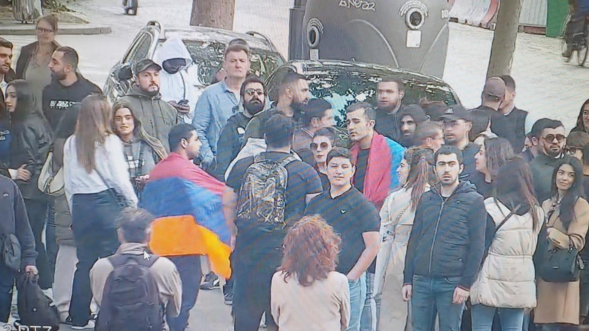 Ermənilər Azərbaycan səfirliyinin binasına HÜCUM ETDİ - FOTO/VİDEO Ermənilər Azərbaycan səfirliyinin binasına HÜCUM ETDİ - FOTO/VİDEO