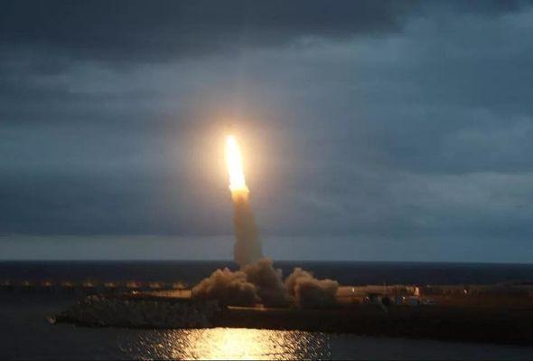 Rizedən atılan Tayfun ballistik raketi Sinopda hədəfi vurdu - FOTO Rizedən atılan Tayfun ballistik raketi Sinopda hədəfi vurdu - FOTO