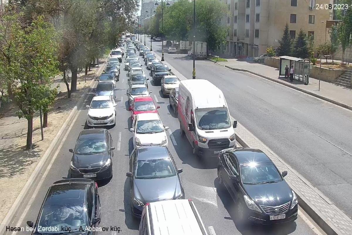 Bakıda yol qəzası olub, \"Qələbə dairəsi\"də sıxlıq yarandı - FOTO