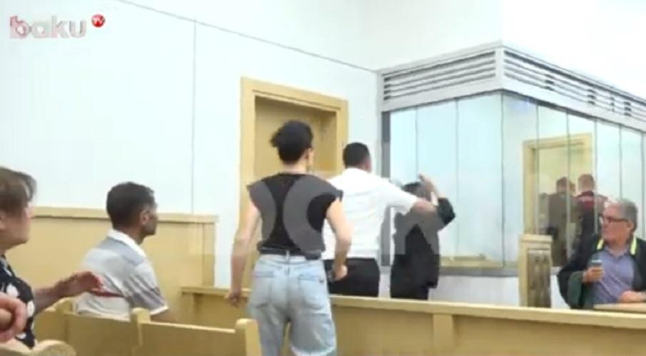 Ölən azyaşlının anası ilə idmançı arasında məhkəmədə qalmaqal: \"57 dəfə yerə çırpmaq nədir?\" - VİDEO