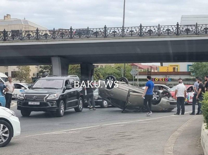 Bakıda qəza - \"Prius\"çevrilərək aşdı - FOTO + VİDEO