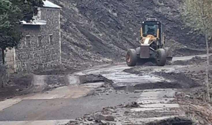 Sel suları avtomobil yolu sıradan çıxardı - FOTO