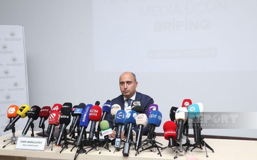 Emin Əmrullayev: \"Məktəblərdə hər 11 şagirdə 1 kompüter düşür\"