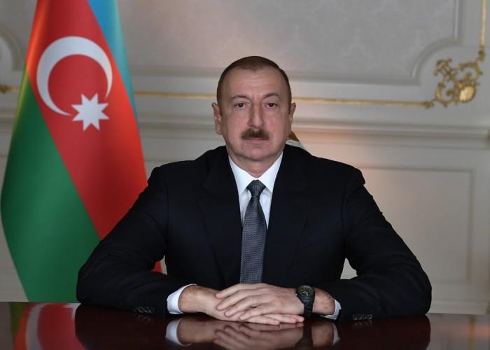 Prezident tacikistanlı həmkarını təbrik etdi