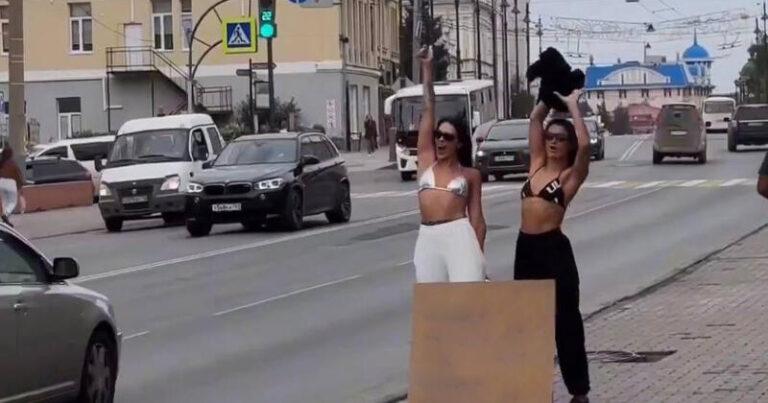 Qızlar yol kənarında soyunub, bu sözləri yazdılar – Şəhərin mərkəzində biabırçılıq + FOTOLAR