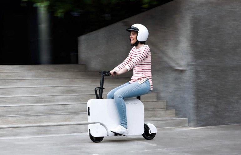 “Honda” qeyri-adi qatlanan elektrik skuterini təqdim edib - FOTO