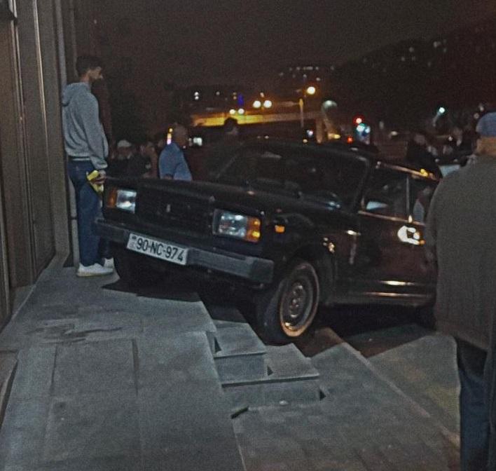 Bakıda qəza: \"VAZ\" səkiyə çıxdı - VİDEO