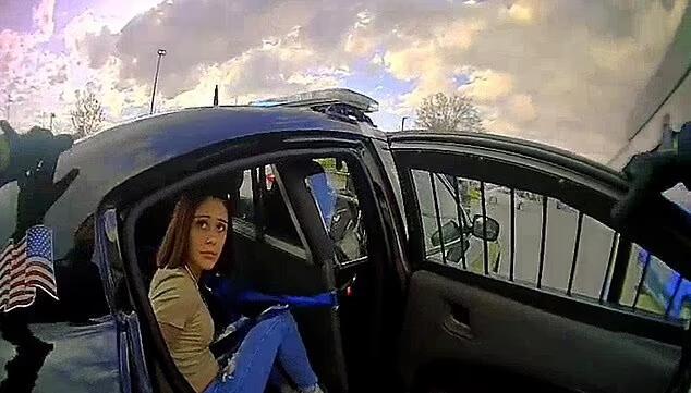 Yol polisinin saxladığı qadın cərimələnməsin deyə görün nə etdi - FOTOLAR