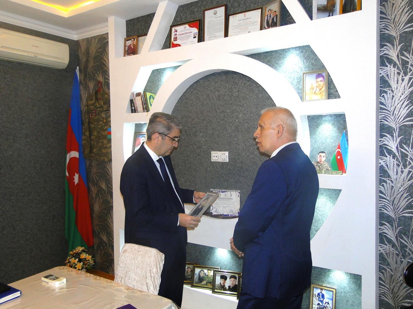 Göyçay Rayon İcra Hakimiyyətinin başçısı şəhid ailələrini ziyarət etdi - FOTO