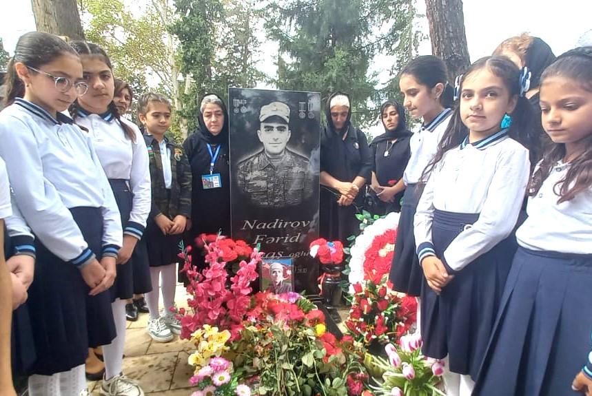 Şəhid Fərid Nadirovun növbəti ad günü məzarı önündə qeyd olundu - FOTO Şəhid Fərid Nadirovun növbəti ad günü məzarı önündə qeyd olundu - FOTO