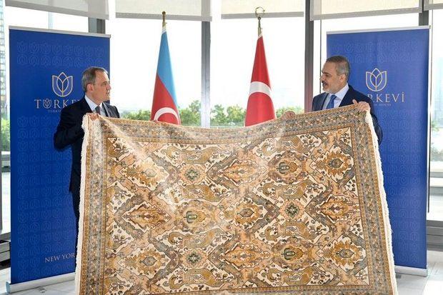 Ceyhun Bayramov Hakan Fidana Qarabağ xalçası hədiyyə etdi Ceyhun Bayramov Hakan Fidana Qarabağ xalçası hədiyyə etdi