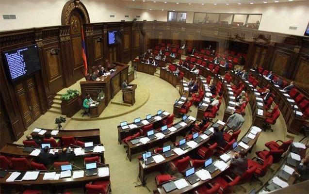 Ermənistan parlamentində GƏRGİNLİK: Putinin həbsini nəzərdə tutan sənəd təsdiqləndi