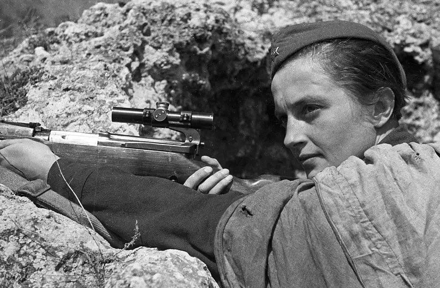 İkinci Dünya Müharibəsində 309 nasisti öldürən məşhur ukraynalı snayper - Lyudmila Pavliçenko