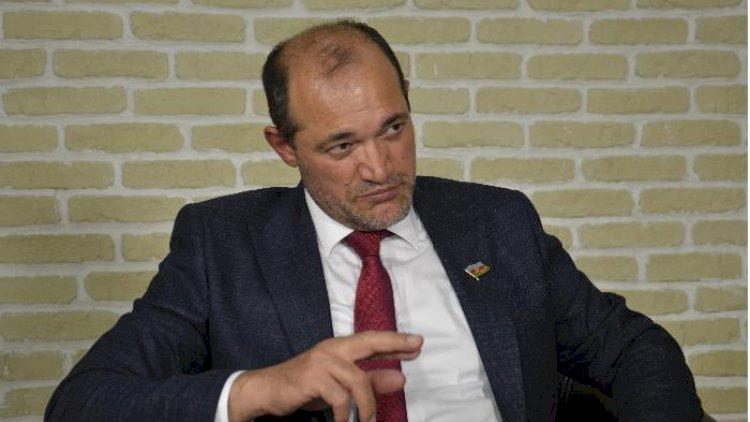 “Axı mən də ofisiant işləmişəm...” – Razi Nurullayev keçmiş həmkarlarından ŞİKAYƏTLƏNDİ