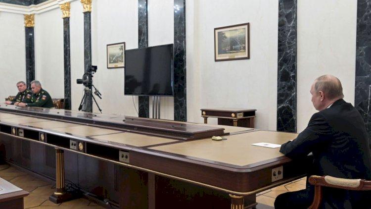 Putin məşhur stolundan imtina etdi - FOTO