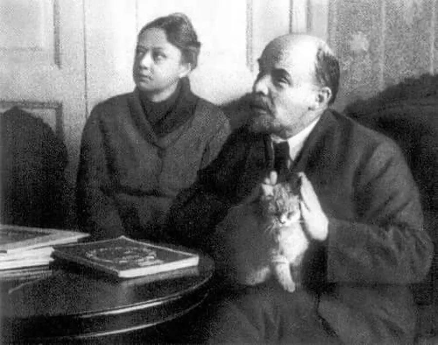 Dünyanın ən bacarıqlı lideri olmaq yerinə, Leninin həyat yoldaşı olmağı seçən qadın
