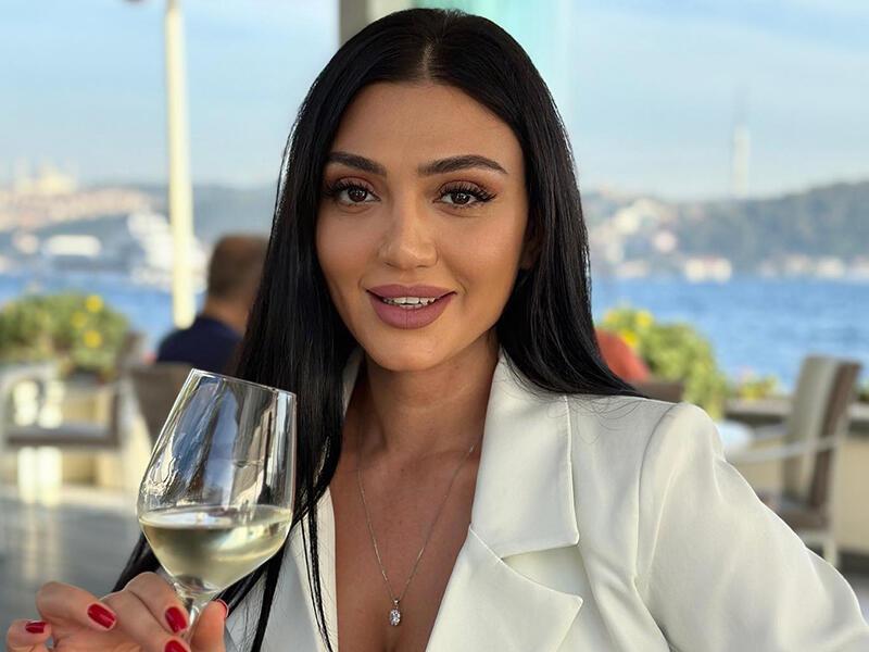 Azərbaycanlı müğənni görüşə yarıçılpaq vəziyyətdə getdi - FOTO