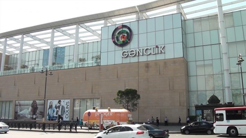 \"Gənclik Mall\"un tualetində qadınların telfonlarını oğurladılar