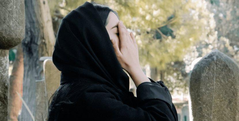 90 yaşlı qadın morqda dirildi