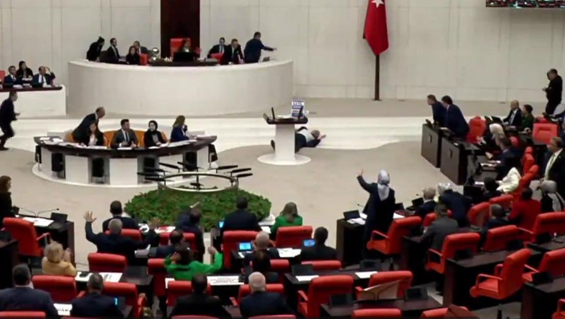 Millət vəkilinin parlamentdə çıxış zamanı ürəyi getdi - ANBAAN VİDEO