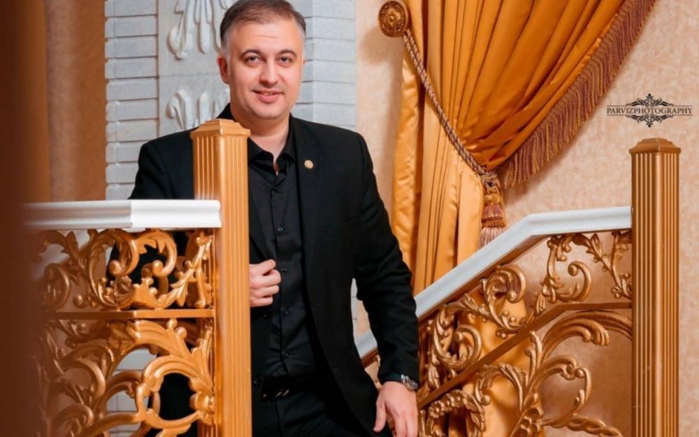 Aparıcıya söz atdı - \"Camaata ağıl öyrədir, özü “atanşikdir”