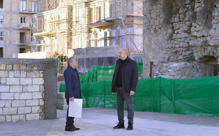 Prezident Şuşada ilk yaşayış kompleksində aparılan tikinti işlərinin gedişi ilə tanış olub - FOTO