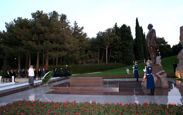 BƏƏ Prezidenti Heydər Əliyevin məzarını ziyarət etdi