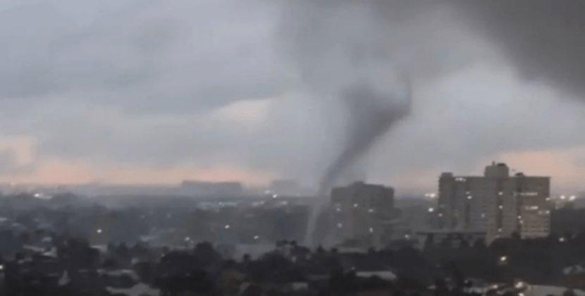 Güclü tornado tələfatlara səbəb oldu - On minlərlə insan işıqsız qaldı
