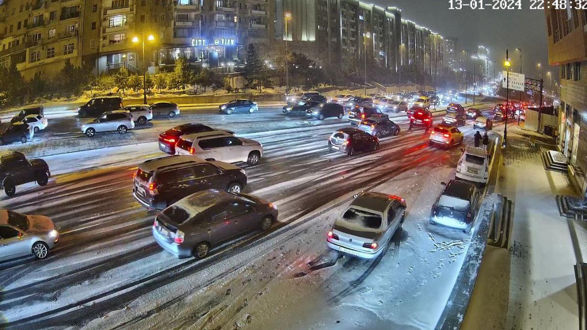 Qar paytaxt yollarını keçilməz etdi - FOTO