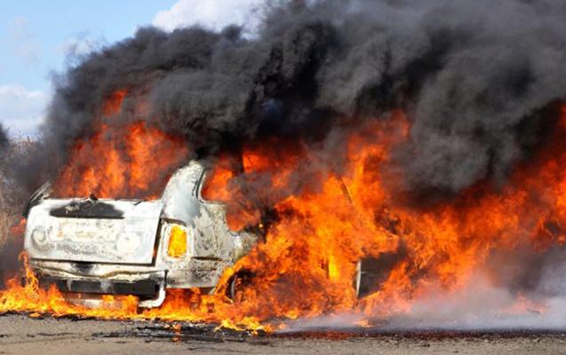 Bakıda “Mercedes” işıq dirəyə çırpılıb yandı