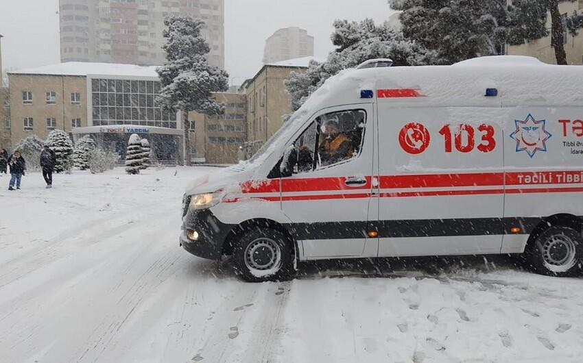 TƏBİB: \"Qarlı havada 60 nəfər xəsarət alıb\"