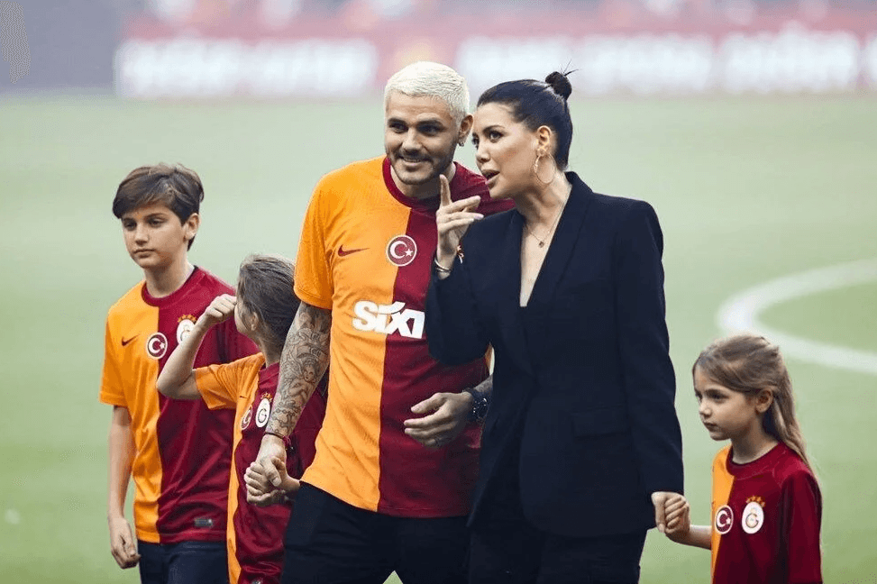 \"Qalatasaray\"ın ulduzu xanımına XƏYANƏT EDİR: \"4 telefonu var, qadınları qitələrə görə...\"