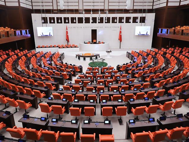 Türkiyə parlamentində GƏRGİNLİK: \"Bayrağa bez parçası deyə bilməzsən!\"