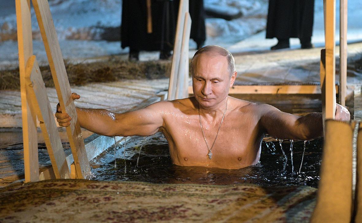 Putin buzlu su çuxuruna girdi - Dini ayini icra etdi