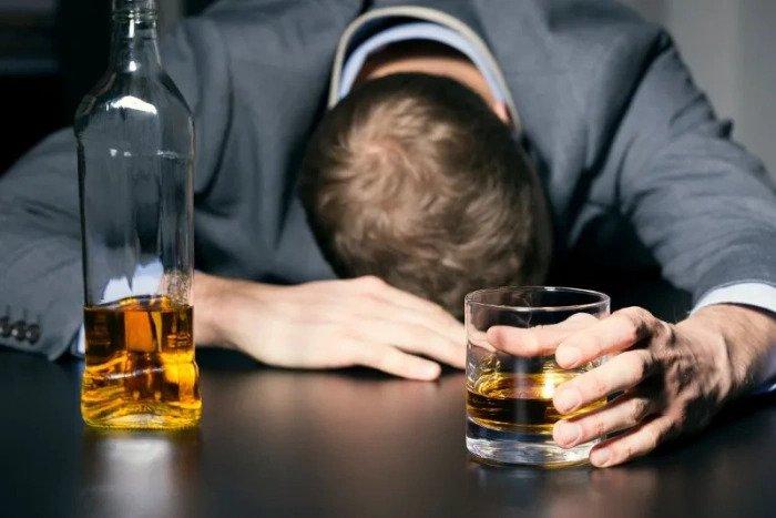 Alkoqol aludəsini buna məcbur etmək olmaz: \"100 qram araq belə...\"
