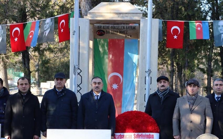 Səfirlik Məhəmməd Əmin Rəsulzadənin məzarını ziyarət etdi