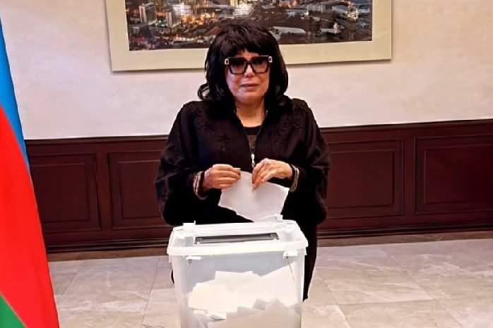 “Məni Vətənimə qaytaran övladıma - İlham Əliyevə səs verirəm\" - Flora Kərimova kövrəldi + VİDEO