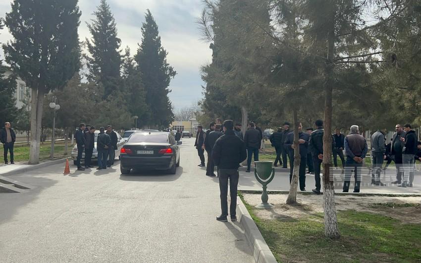 Kürdəmir sakini anasını və kəndlisini qətlə yetirib, bir nəfəri isə yaralayıb - YENİLƏNDİ