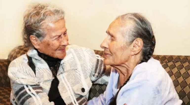 90 yaşlı əkiz bacılar 81 ildən sonra qovuşdular - FOTOLAR 90 yaşlı əkiz bacılar 81 ildən sonra qovuşdular - FOTOLAR
