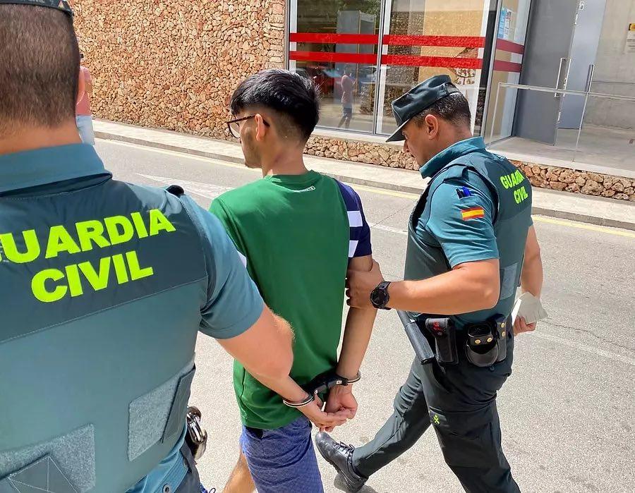 Dostları ilə təyyarəni partlatmaq zarafatı edən tələbənin sonu pis oldu - FOTO