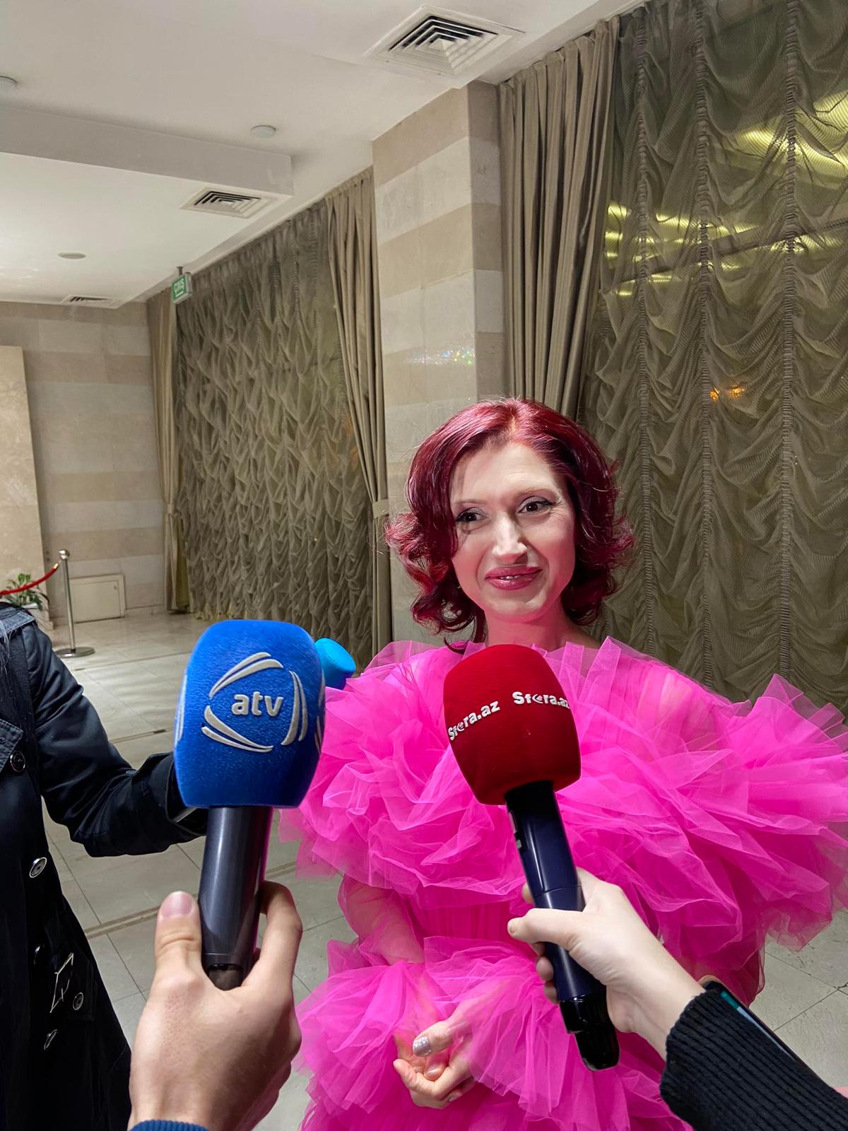 Aslı Güngör sevgililər günündə Bakıda konsert verdi