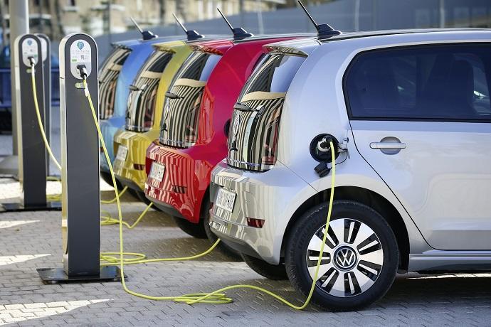 Elektromobillər daha çox alınır – Avropa sürətlə “yaşıl” nəqliyyata keçir