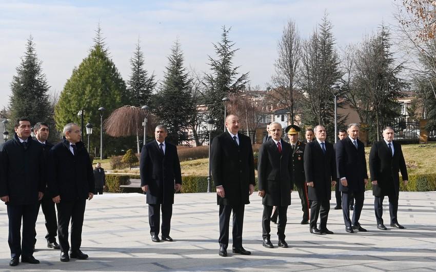Prezident Ankarada Heydər Əliyevin abidəsini ziyarət etdi - FOTO - YENİLƏNDİ
